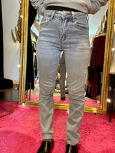 Carica l&#39;immagine nel visualizzatore di Gallery, Kikisix jeans taglio vivo
